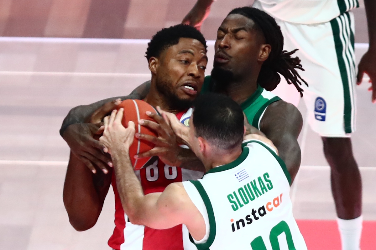 Τρεις αγωνιστικές τιμωρία στον Τζόουνς για τη χειρονομία στο Παναθηναϊκός – Ολυμπιακός, πρόστιμα σε Αταμάν και Γιαννακόπουλο