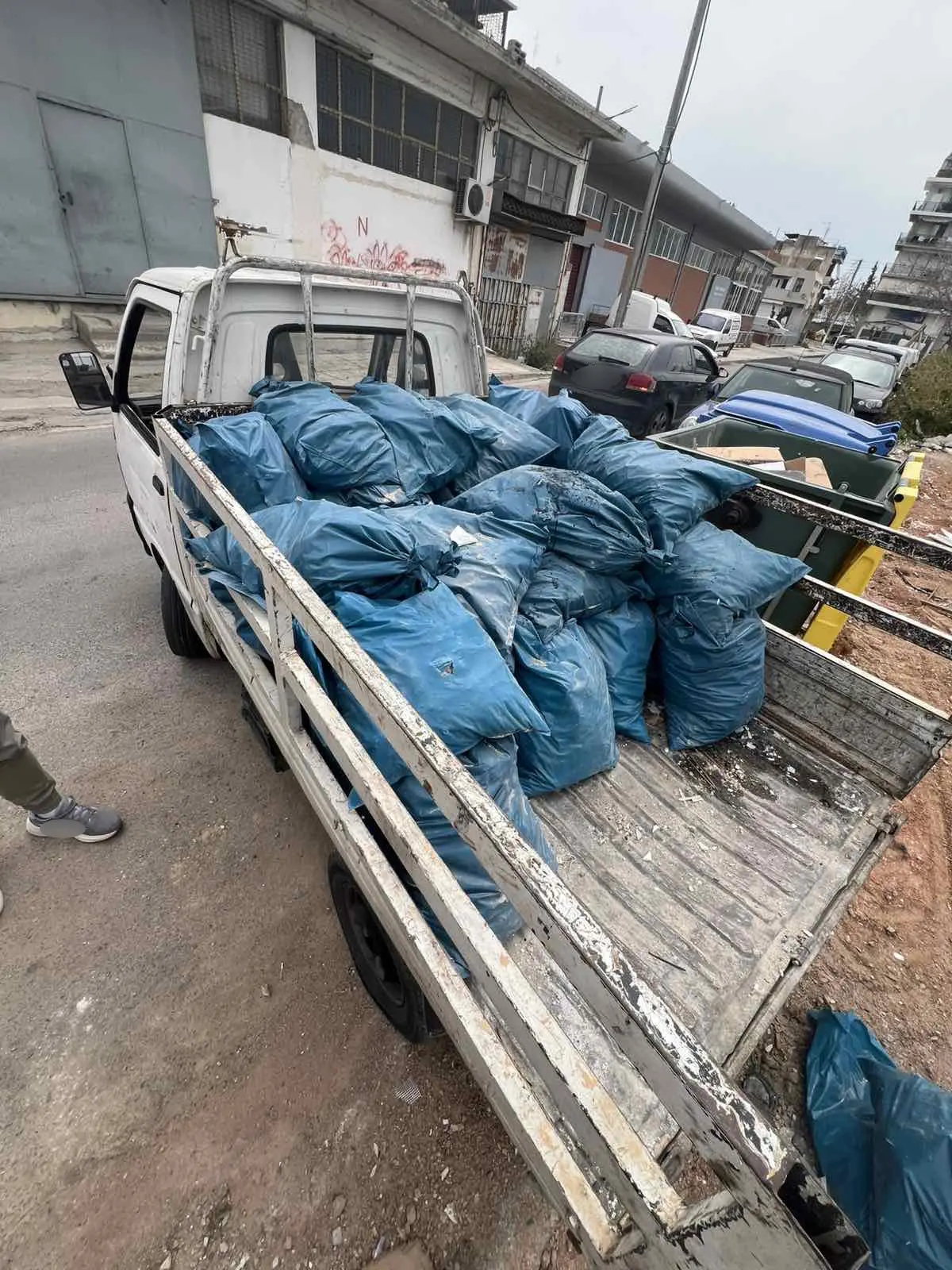 Πέταξαν μπάζα στον Ταύρο