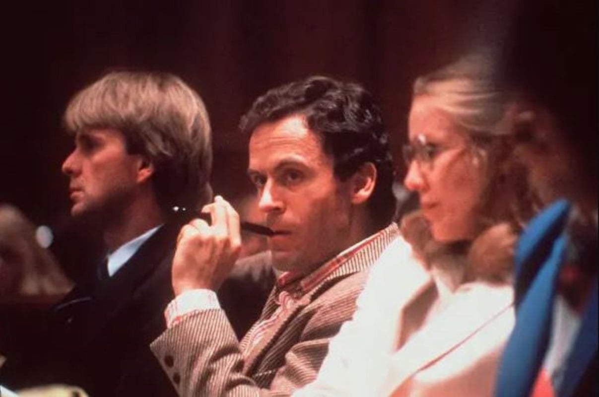 Ο Τέντ Μπάντι στη δίκη του (κέντρο)/ Associated Press