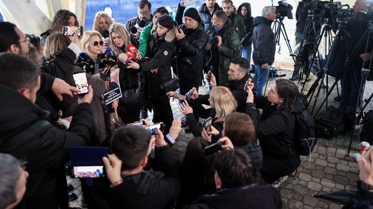 Τέμπη: «Η κόρη μου χάθηκε στο τρένο και εσείς την έχετε στα αρχεία σας»