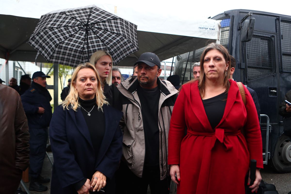 Δίκη για τα Τέμπη: Σε φορτισμένη ατμόσφαιρα, με ένταση και αυστηρά μέτρα ασφαλείας η δεύτερη ημέρα της ακροαματικής διαδικασίας