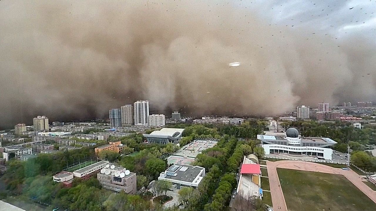 Τεράστια αμμοθύελλα κατάπιε πόλεις στην βορειοδυτική Κίνα