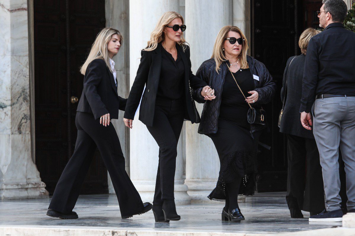 Αποχαιρετισμός στη Μαρινέλλα: Η παρουσία της Μαριάννας Λάτση στην τελετή 23 Θεοδωρίδου στην κηδεία της Μαρινέλλας