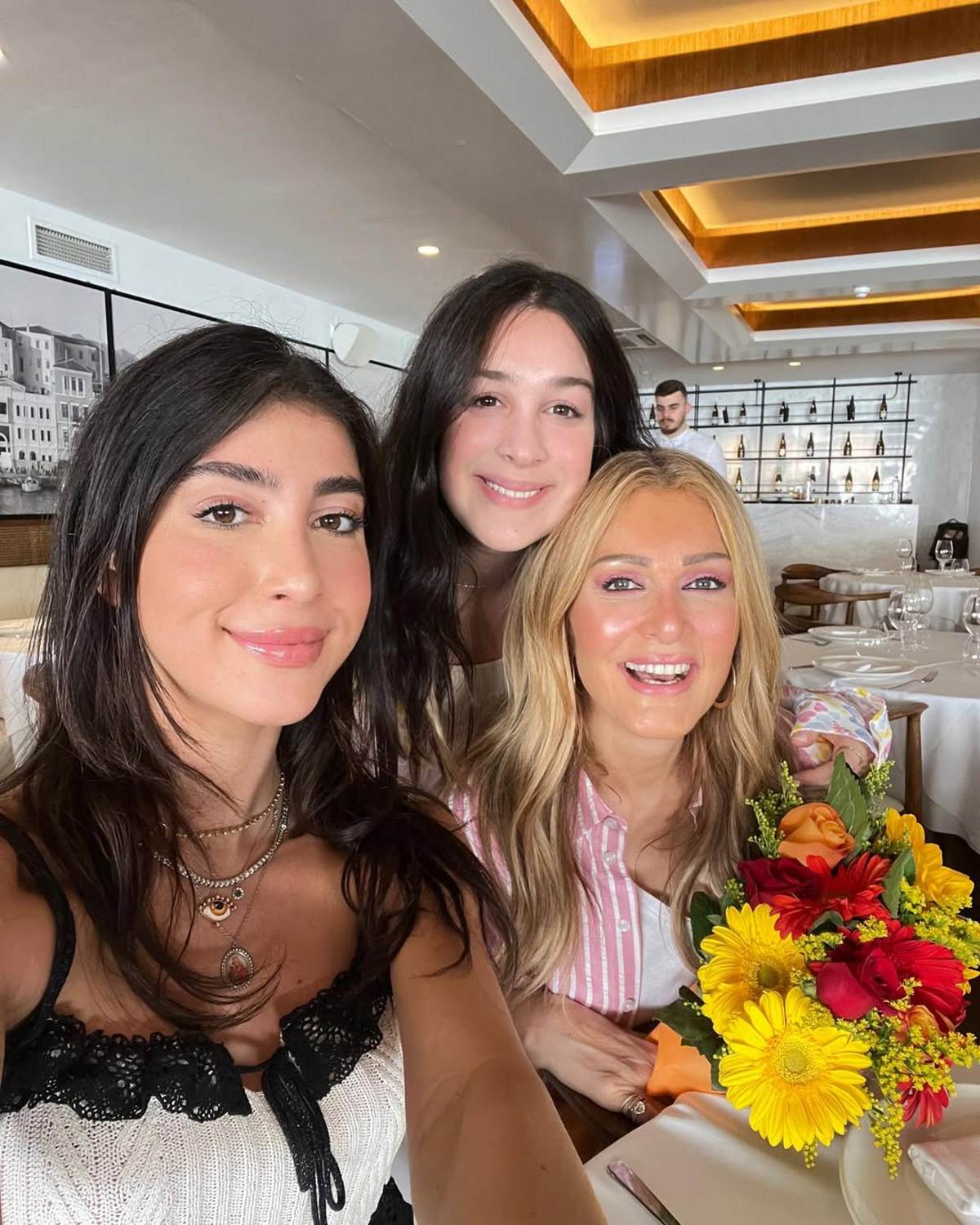 Η Νατάσα Θεοδωρίδου με τις κόρες της