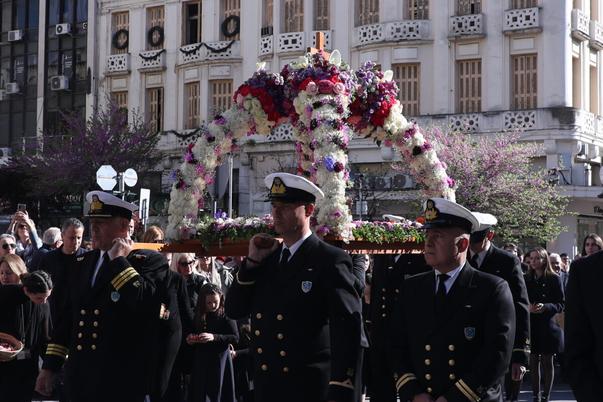 Στη Θεσσαλονίκη η πρώτη λιτανεία Επιταφίου από τον Άγιο Μηνά – Σε ατμόσφαιρα κατάνυξης πλήθος πιστών συνόδευσε την πομπή