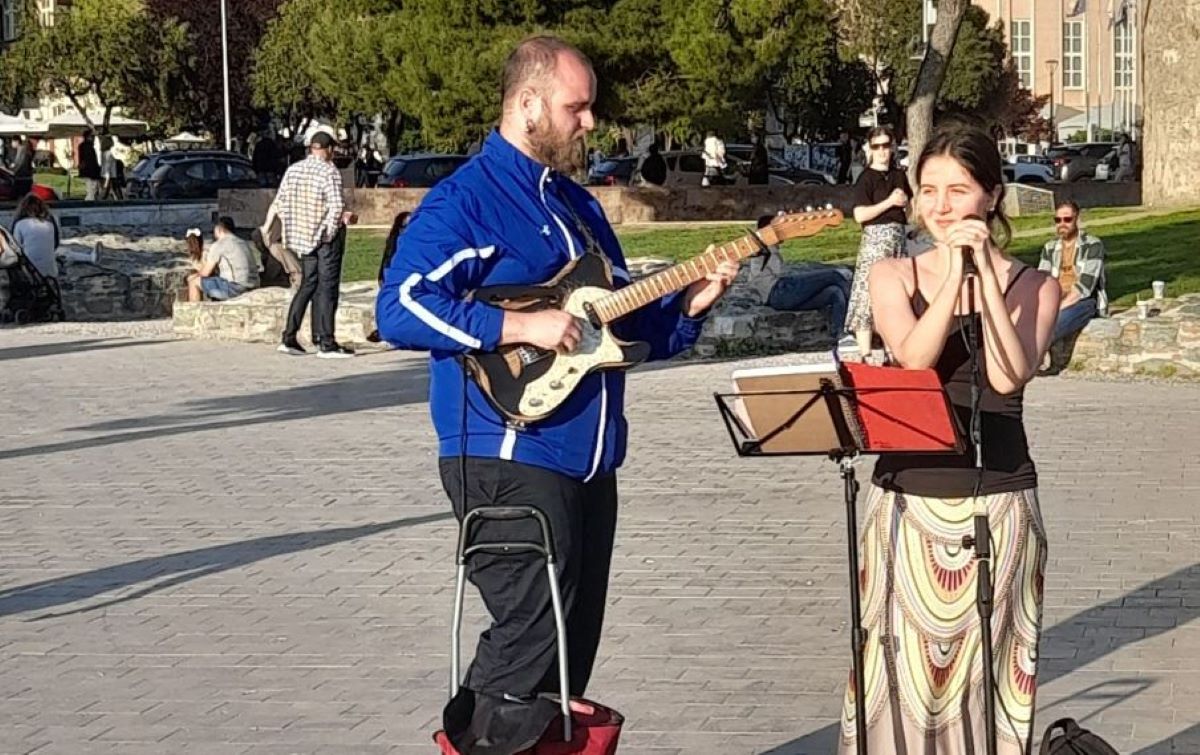 Θεσσαλονίκη: Πρόστιμο 300 ευρώ σε πλανόδιους μουσικούς κοντά στον Λευκό Πύργο – Τι ορίζει ο νόμος