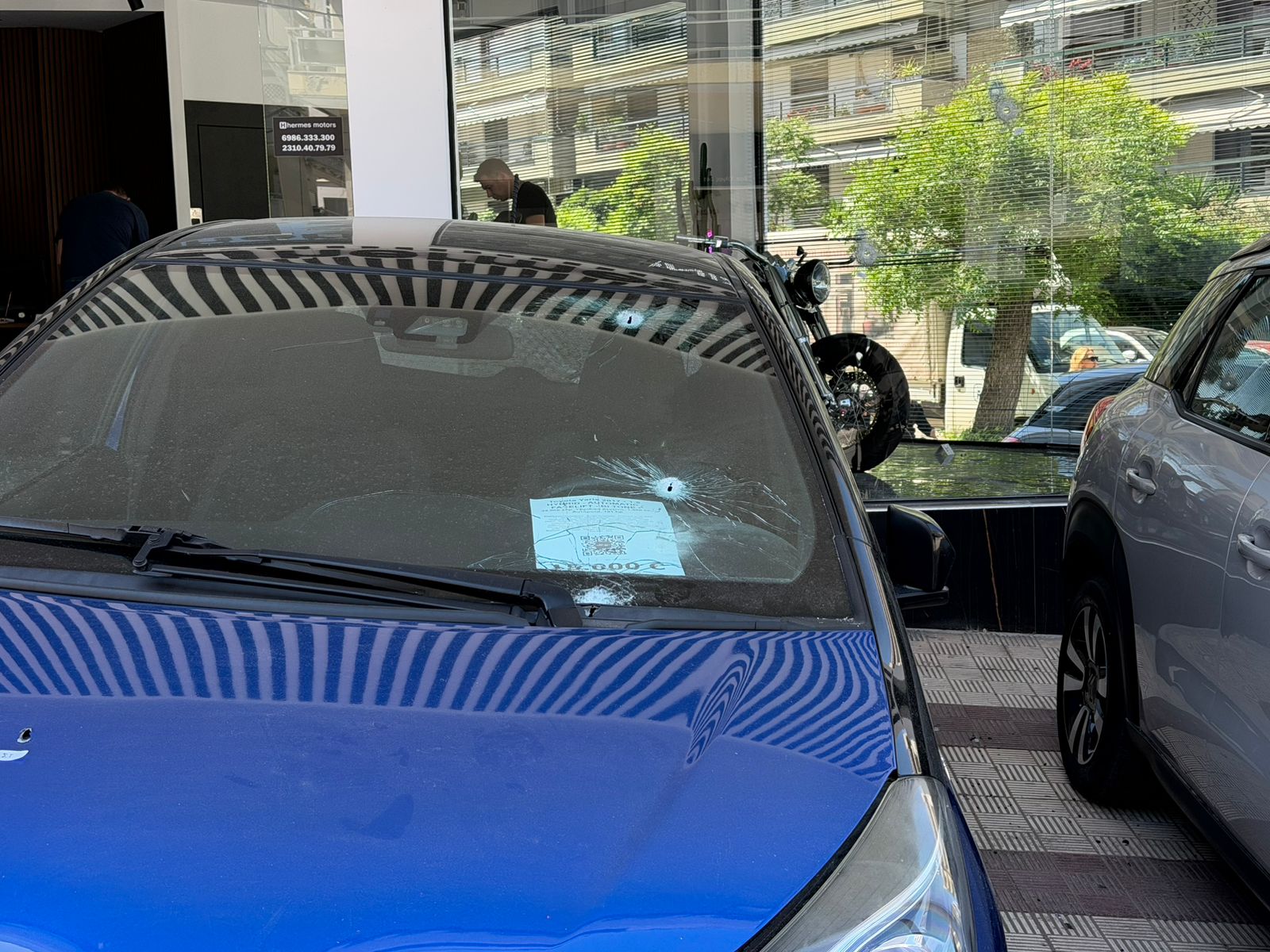 Θεσσαλονίκη: Δίκτυο εκβιαστών υποψιάζονται πίσω από τους πυροβολισμούς στην επιχείρηση – Η εμπλοκή του βαρυποινίτη