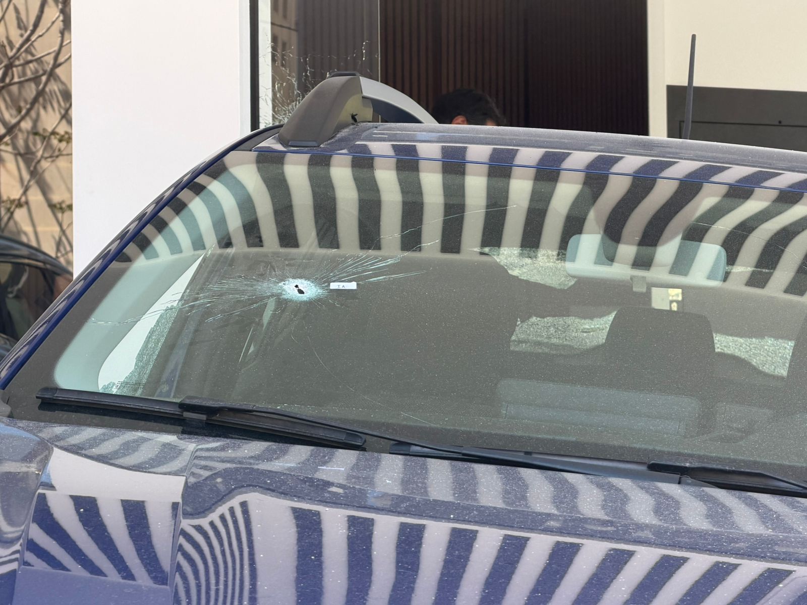 Θεσσαλονίκη: Δίκτυο εκβιαστών υποψιάζονται πίσω από τους πυροβολισμούς στην επιχείρηση – Η εμπλοκή του βαρυποινίτη