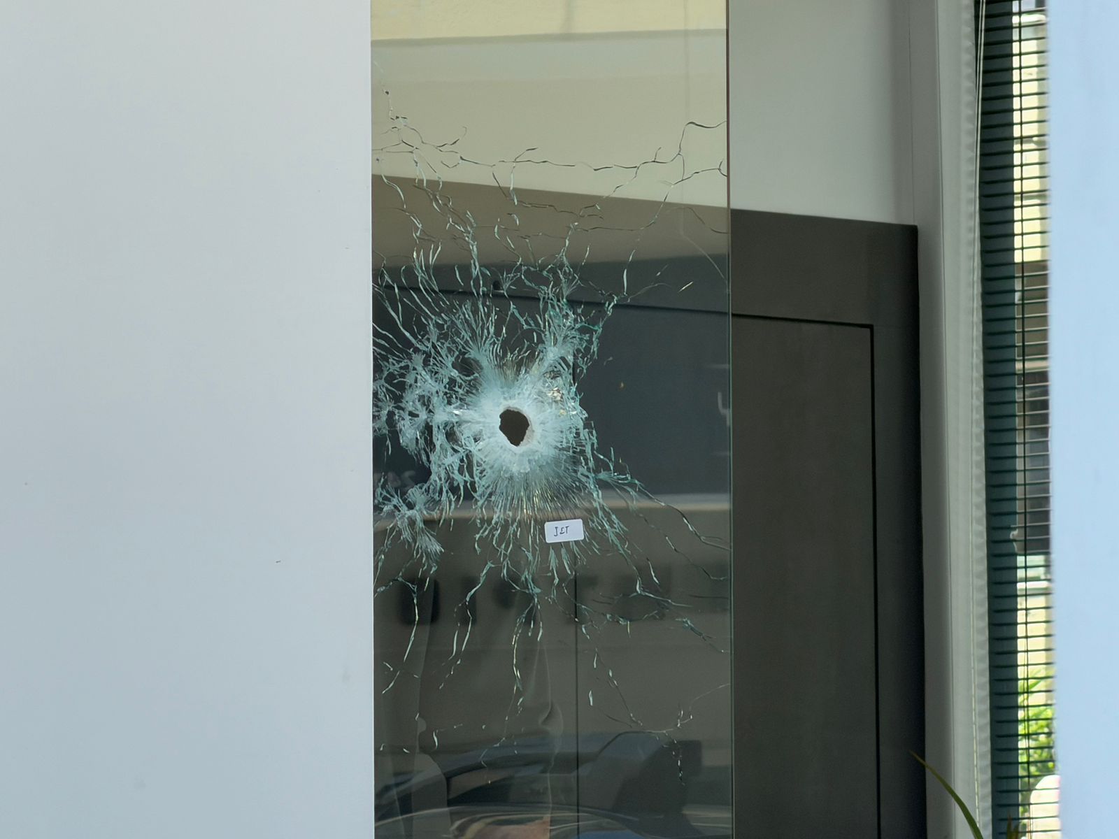 Θεσσαλονίκη: Δίκτυο εκβιαστών υποψιάζονται πίσω από τους πυροβολισμούς στην επιχείρηση – Η εμπλοκή του βαρυποινίτη