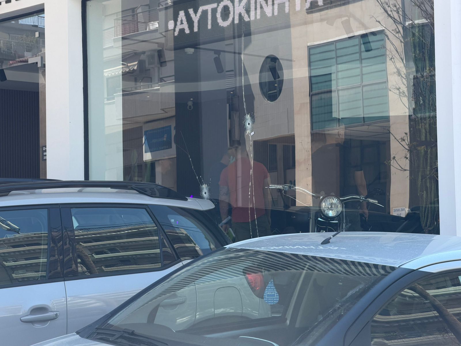 Θεσσαλονίκη: Δίκτυο εκβιαστών υποψιάζονται πίσω από τους πυροβολισμούς στην επιχείρηση – Η εμπλοκή του βαρυποινίτη