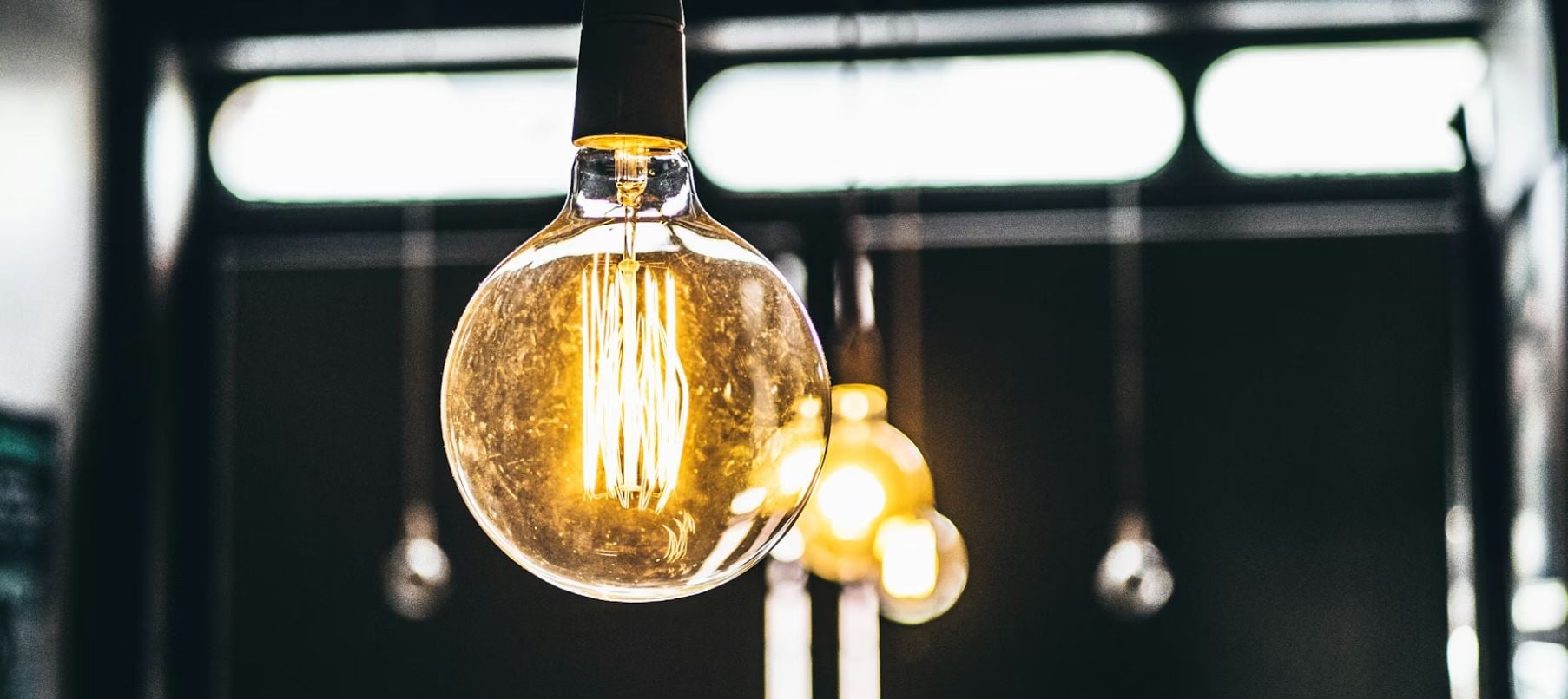 Ενεργειακή κρίση: «Πάγωμα» σταθερών τιμολογίων ρεύματος, επιδοτήσεις και όρια στα υγρά καύσιμα