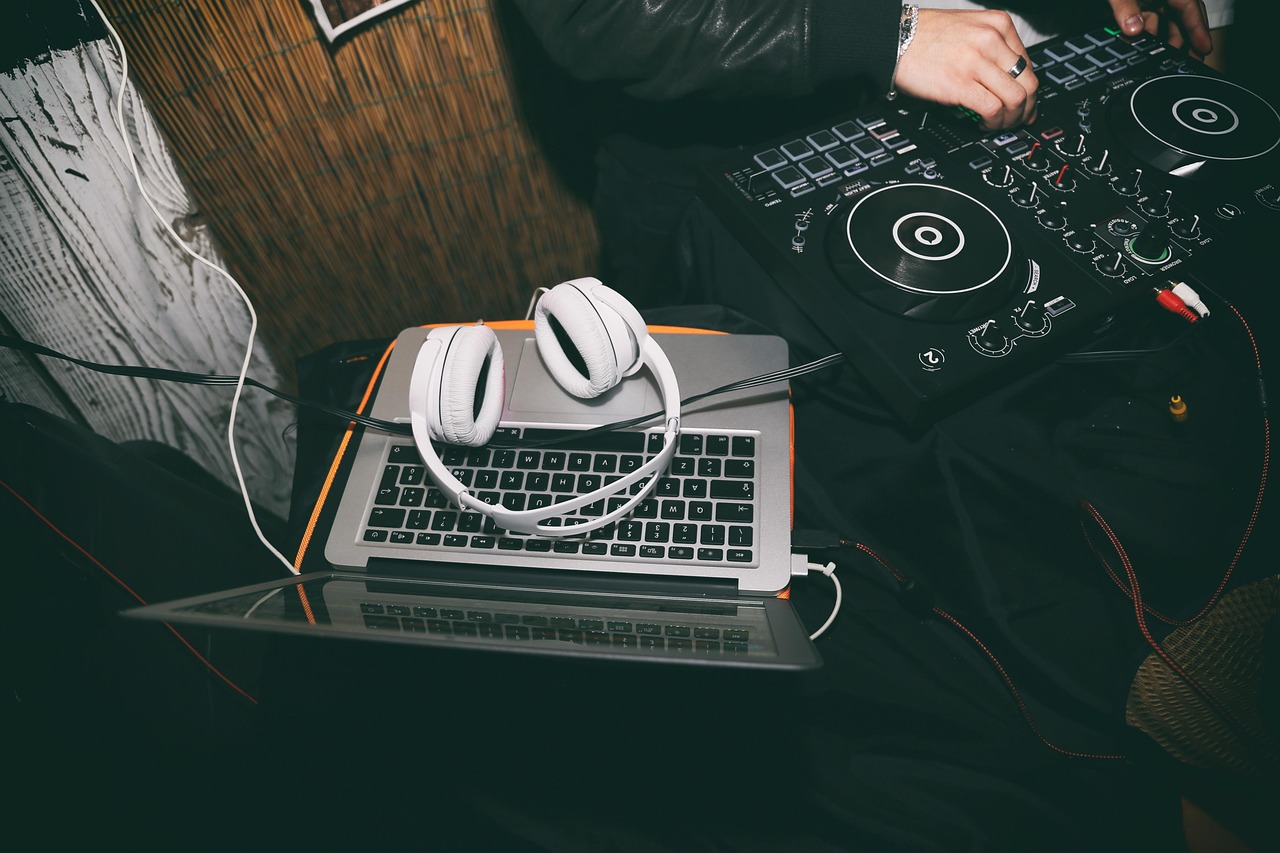 Το ηχείο σου ακούγεται φτωχό; Το μυστικό των DJ που το αναβαθμίζει στη στιγμή