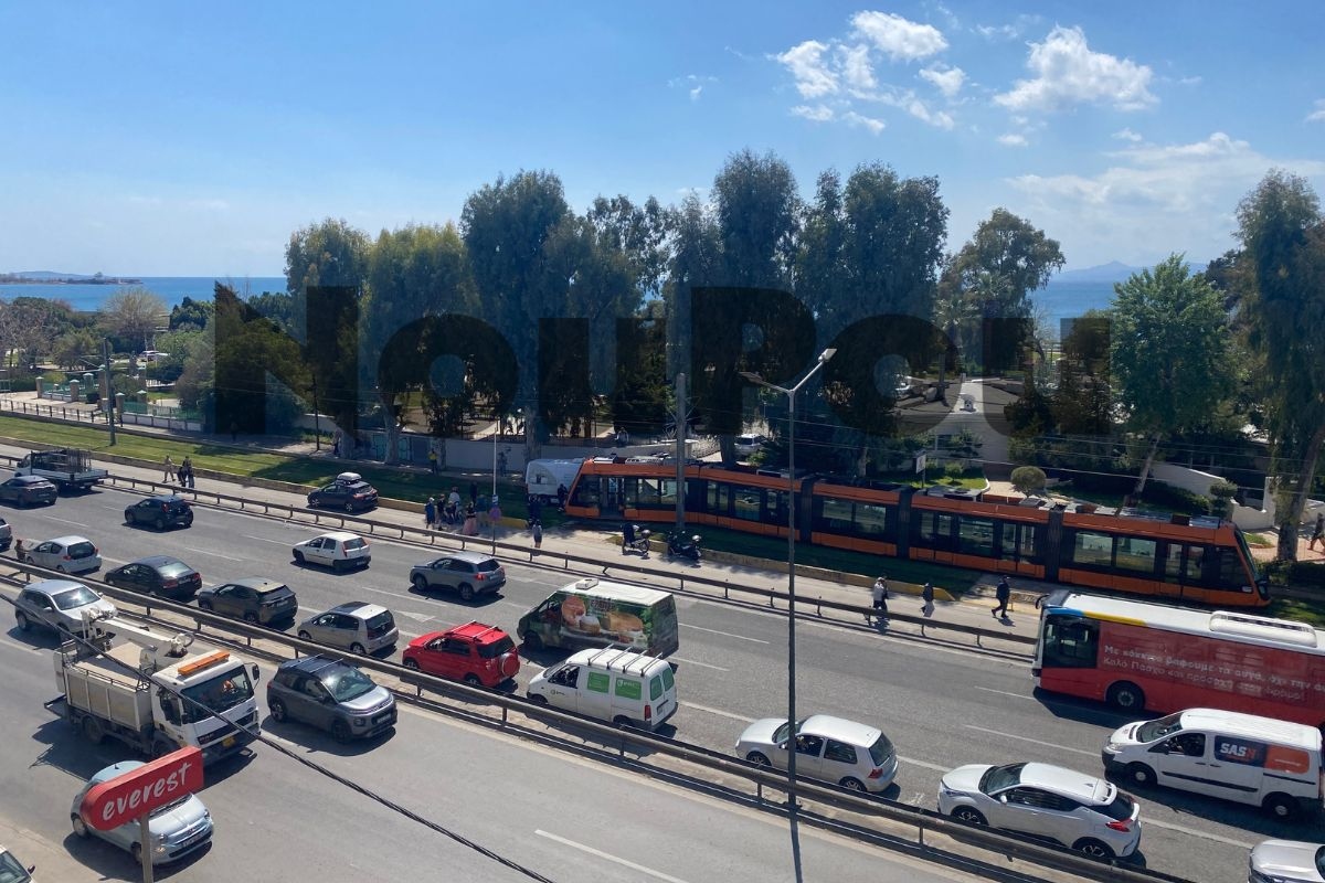 Καλαμάκι: Αποκαλυπτικό βίντεο από τη σύγκρουση φορτηγού με τραμ 2 Τραμ τροχαίο στον Άλιμο
