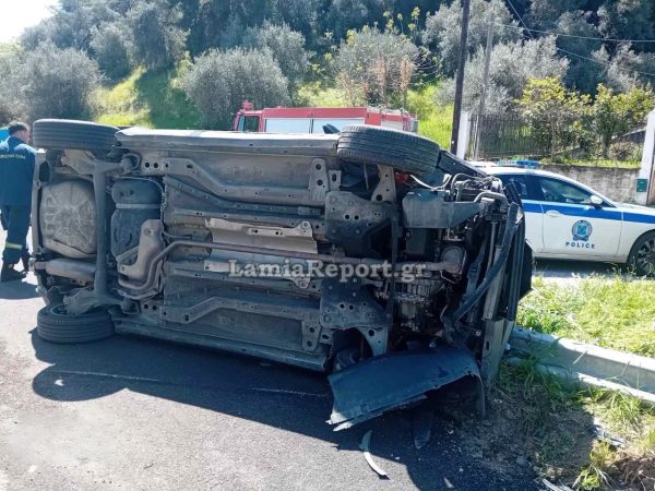 Τροχαίο στη Φθιώτιδα: Αυτοκίνητο τούμπαρε μετά από σύγκρουση με άλλο όχημα 4 τροχαιο