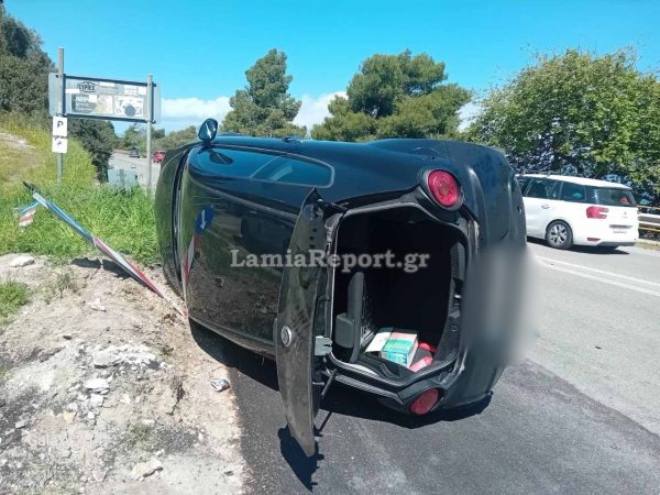 Τροχαίο στη Φθιώτιδα: Αυτοκίνητο τούμπαρε μετά από σύγκρουση με άλλο όχημα 3 τροχαίο