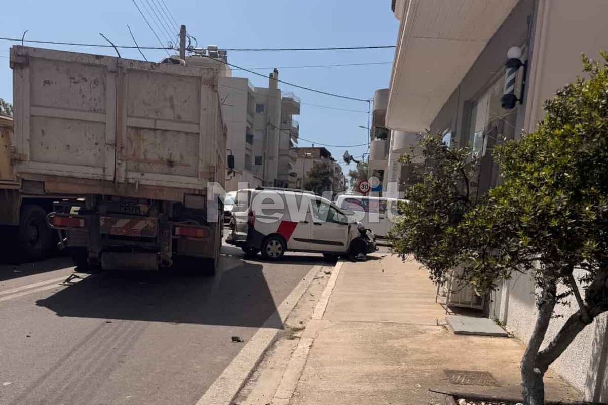 Σύγκρουση στο Μαρκόπουλο: Βανάκι παραβίασε το στοπ και χτύπησε φορτηγό – Παραλίγο να εισβάλει σε κομμωτήριο