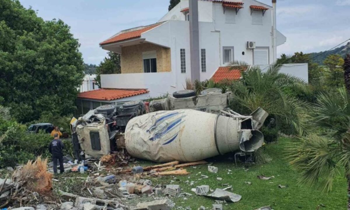 Ρόδος: Μπετονιέρα 33 τόνων «εισέβαλε» σε αυλή σπιτιού και αναποδογύρισε – Δείτε φωτογραφίες