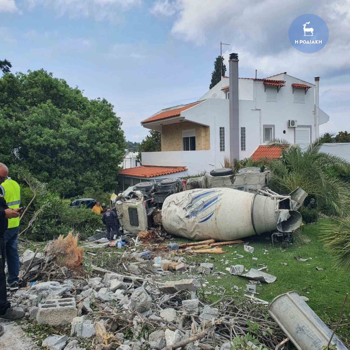 Ρόδος: Μπετονιέρα 33 τόνων «εισέβαλε» σε αυλή σπιτιού και αναποδογύρισε – Δείτε φωτογραφίες