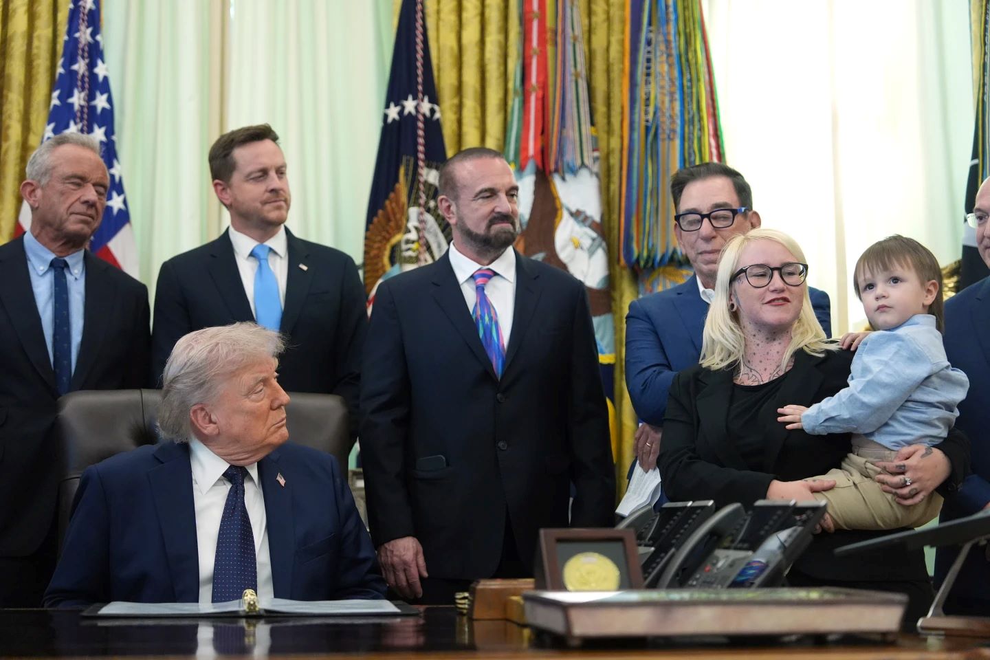 ΗΠΑ: Ο μικρός Κρις «κατέκτησε τις εντυπώσεις» στο Οβάλ Γραφείο – Ανέκτησε την ακοή του με καινοτόμο θεραπεία και εντυπωσίασε τον Τραμπ