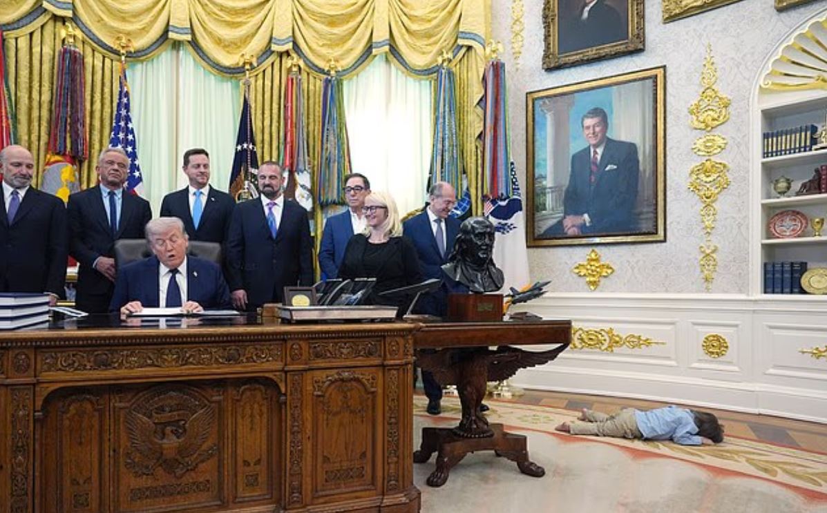 ΗΠΑ: Ο μικρός Κρις «κατέκτησε τις εντυπώσεις» στο Οβάλ Γραφείο – Ανέκτησε την ακοή του με καινοτόμο θεραπεία και εντυπωσίασε τον Τραμπ