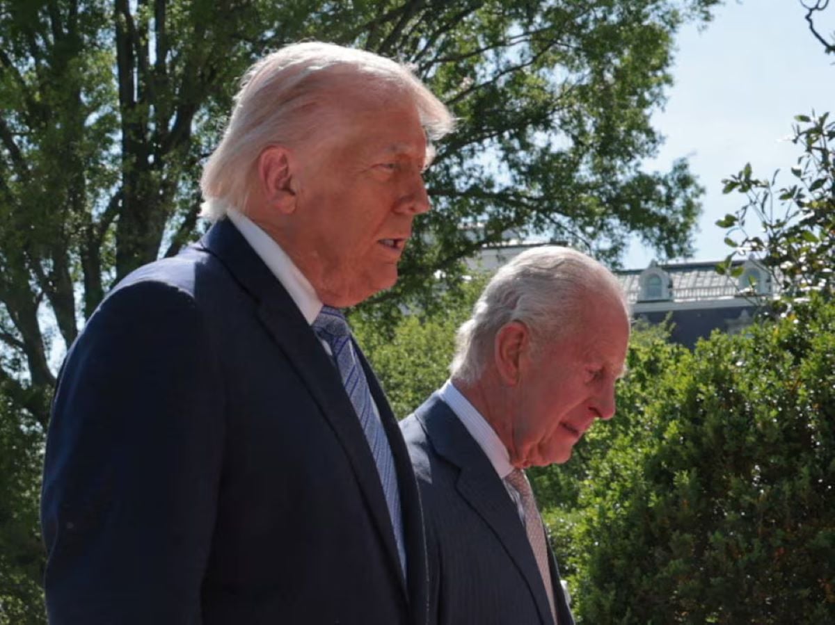 ΗΠΑ: Οι μυστικές κουβέντες Τραμπ με τον βασιλιά Κάρολο για τον Πούτιν που δεν κατέγραψαν τα μικρόφωνα – «Θα μιλήσουμε αργότερα»