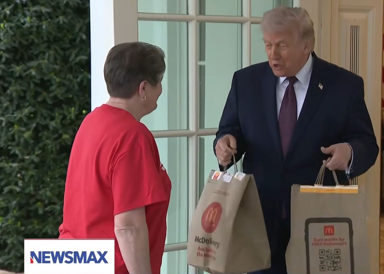 Τραμπ: Παρήγγειλε McDonald’s στο Οβάλ Γραφείο για την υπογραφή νομοσχεδίου – Οι αμήχανες ερωτήσεις στη διανομέα και το φιλοδώρημα