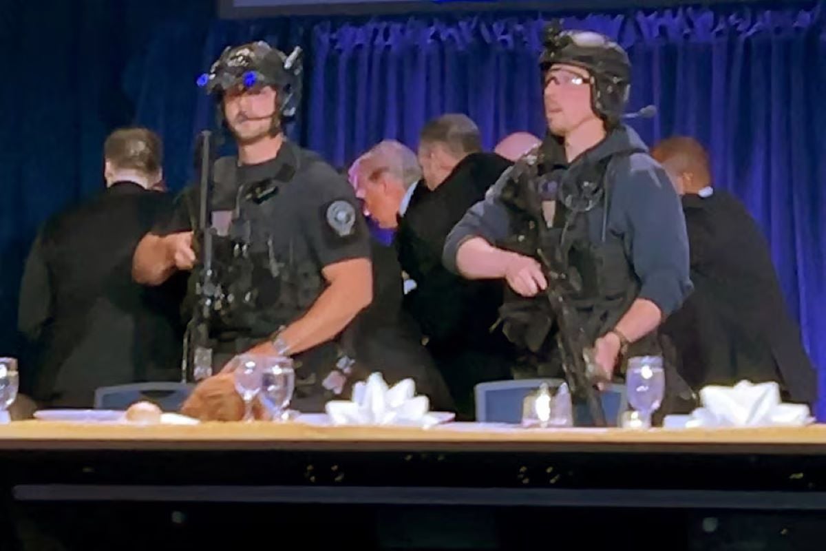 ΗΠΑ: «Θύελλα» συνωμοτικών θεωριών μετά τους πυροβολισμούς στο δείπνο των ανταποκριτών – Πώς «δημιουργήθηκε» το χάος σε λίγα λεπτά