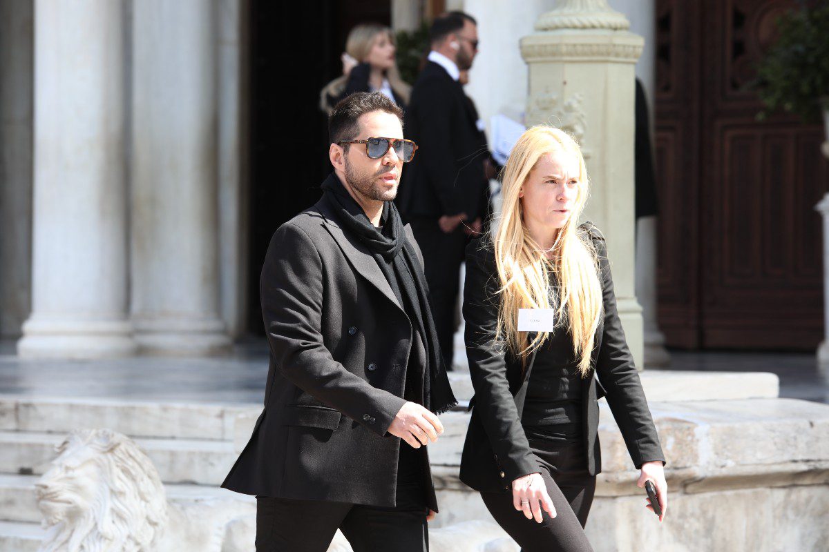 Αποχαιρετισμός στη Μαρινέλλα: Η παρουσία της Μαριάννας Λάτση στην τελετή 22 Ο Τσαλίκης στην κηδεία της Μαρινέλλας