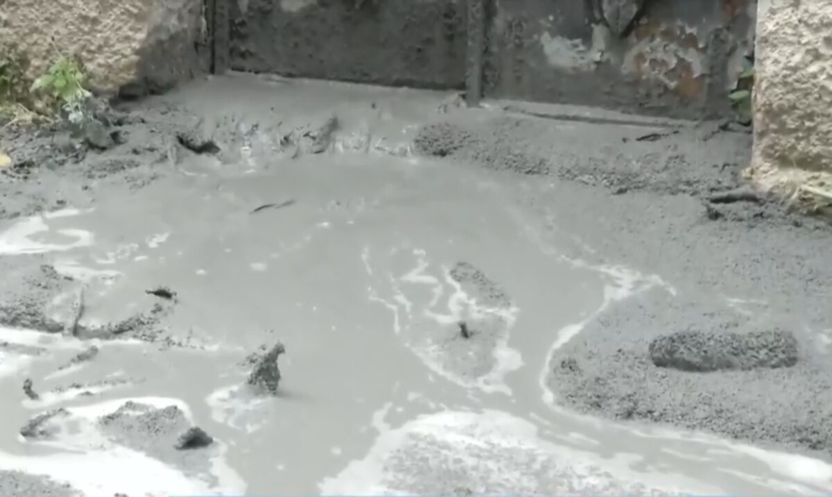 Home 69 Κυψέλη: Ξεχειλίζει τσιμέντο από το οδόστρωμα – Διακοπή κυκλοφορίας