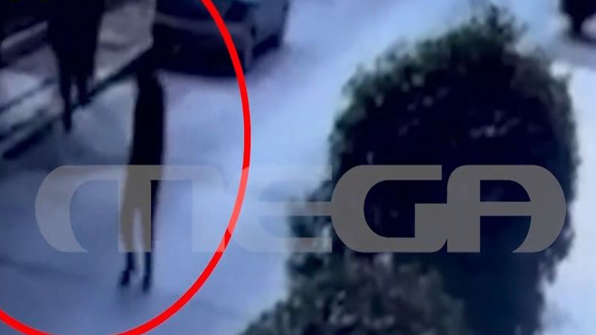 Home 54 Γιώργος Τσιτόγλου: Η στιγμή που οι δύο νεαροί διαφεύγουν μετά τη δολοφονία του διάσημου τραγουδιστή στην Καρδίτσα