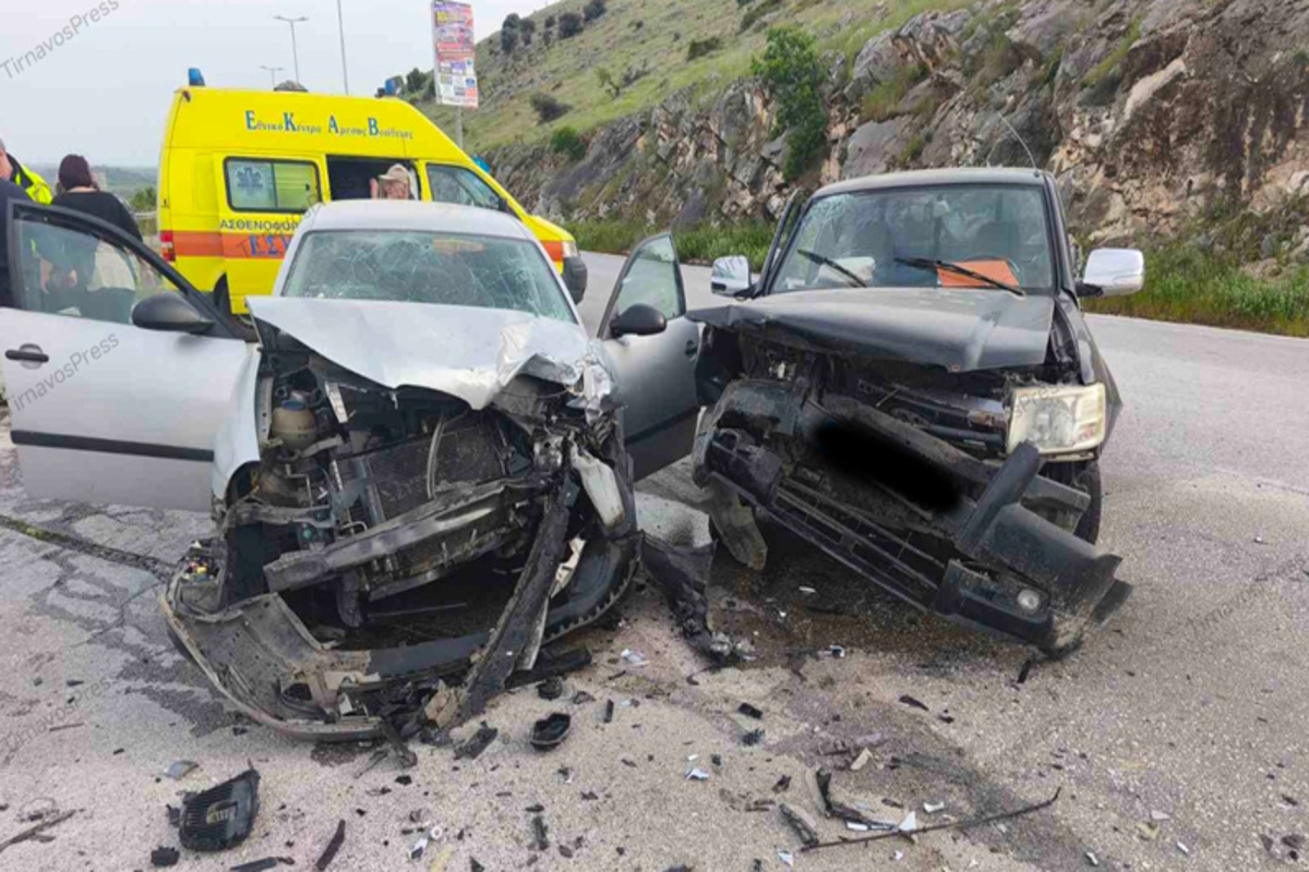 Πέντε τραυματίες σε σύγκρουση στην εθνική Λάρισας – Κοζάνης, οι επιβάτες του ενός οχήματος κατευθύνονταν σε κηδεία