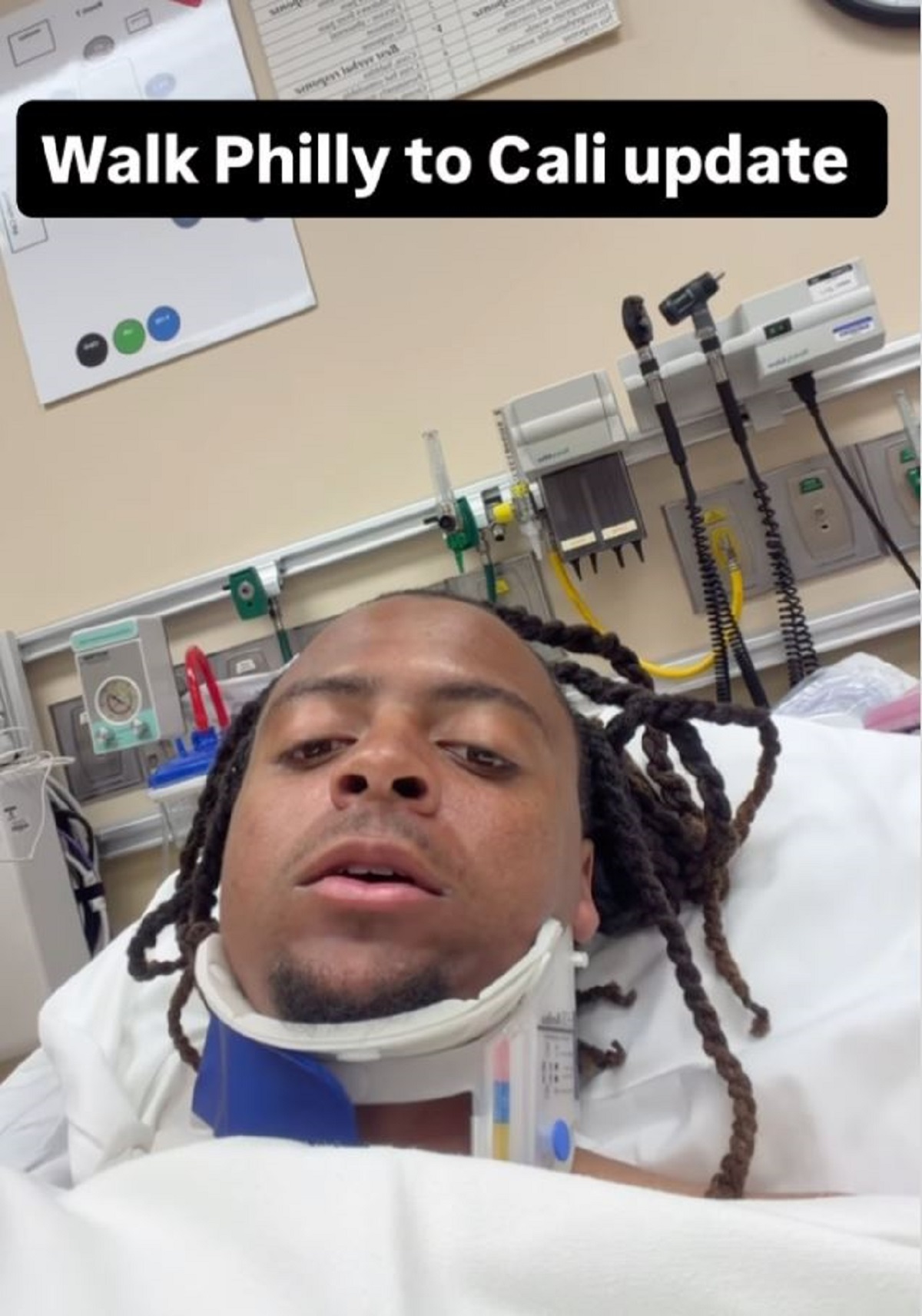 Ο Thomas, φορώντας αυχενικό κολάρο, έδωσε ενημέρωση για την κατάστασή του από το δωμάτιο του νοσοκομείου στις 28 Απριλίου 2026. (ministerzay/Instagram)