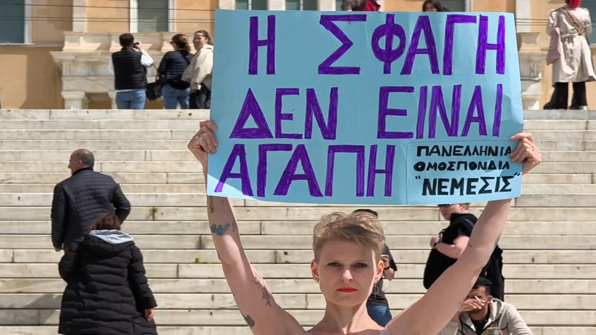 «Η σφαγή δεν σημαίνει αγάπη»: Βίγκαν ακτιβιστές στο Σύνταγμα κατά της θανάτωσης αμνοεριφίων για το Πάσχα