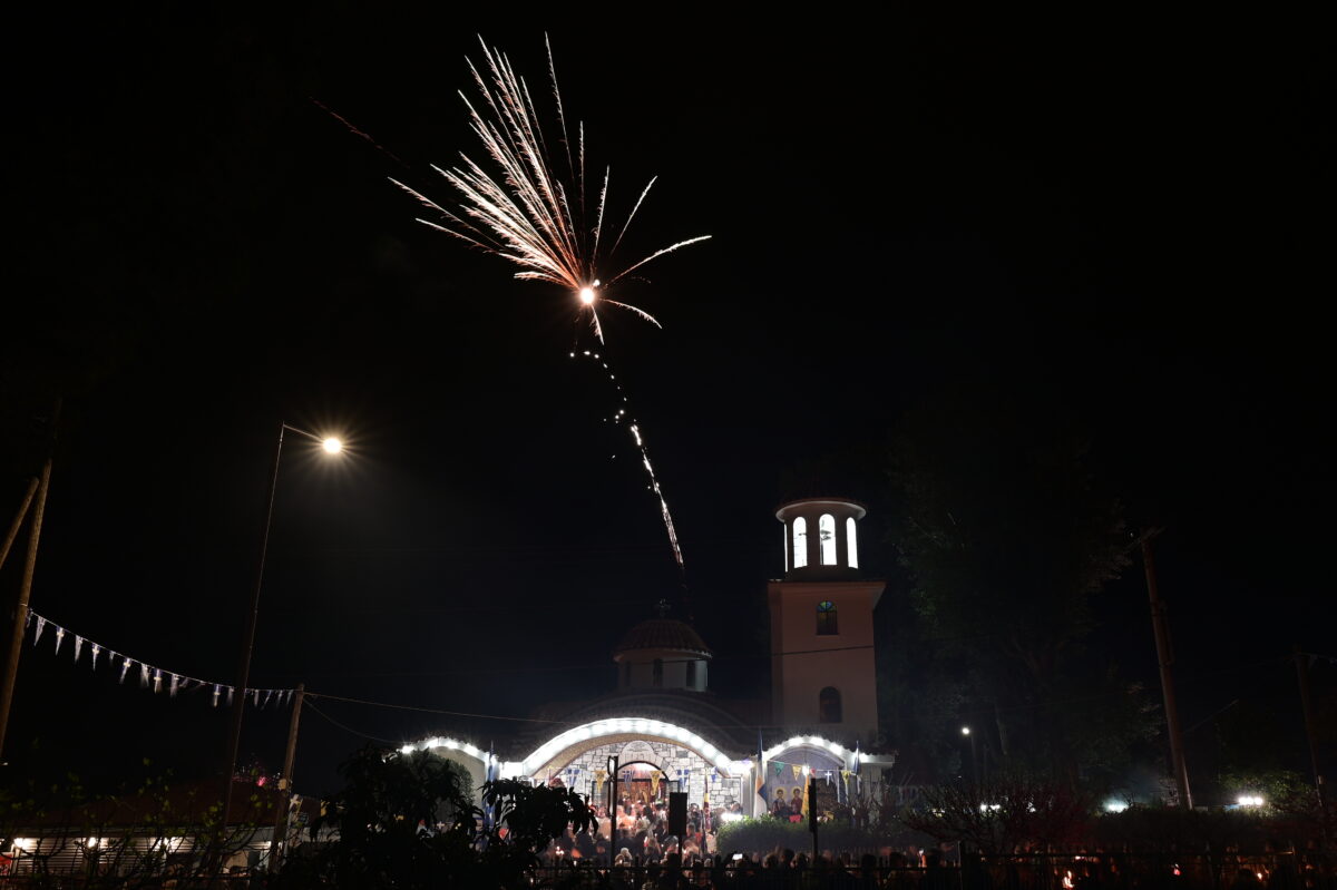 Home 101 Ανάσταση: Με ευλάβεια το «Χριστός Ανέστη» σε Αθήνα και Θεσσαλονίκη – Το μήνυμα του Ιερώνυμου για γαλήνη