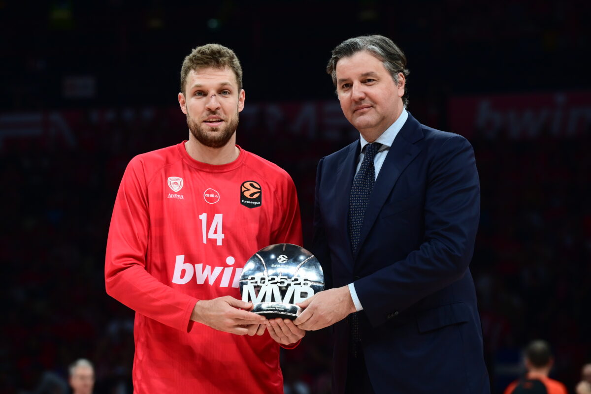 Ο Ντέγιαν Μποντιρόγκα απένειμε το βραβείο MVP στον Σάσα Βεζένκοφ