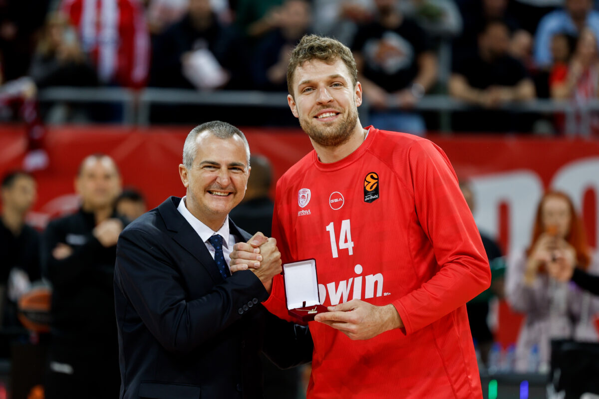 Χάποελ Τελ Αβίβ – Ολυμπιακός: Θριαμβευτική βράβευση του Σάσα Βεζένκοφ στη Βουλγαρία