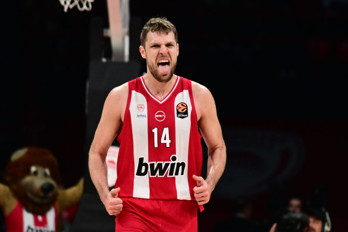 Χάποελ Τελ Αβίβ – Ολυμπιακός: Θριαμβευτική βράβευση του Σάσα Βεζένκοφ στη Βουλγαρία