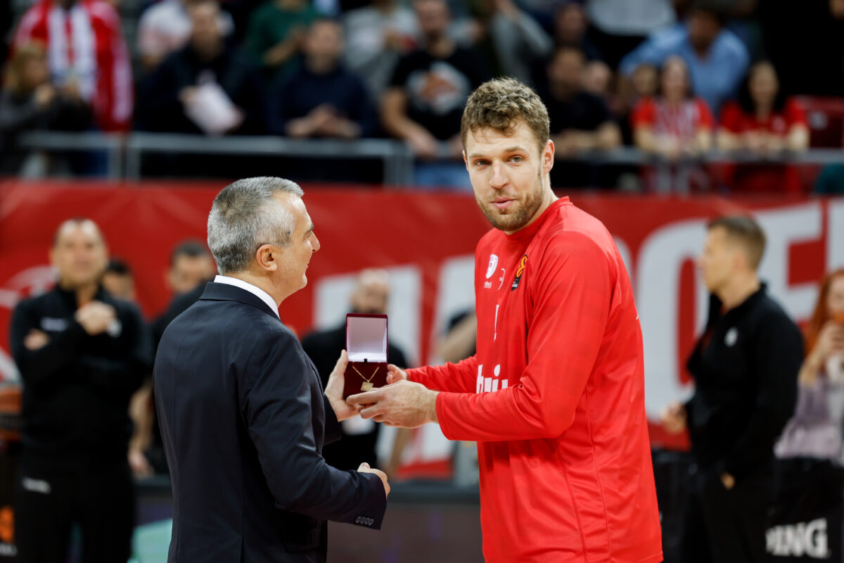 Χάποελ Τελ Αβίβ – Ολυμπιακός: Θριαμβευτική βράβευση του Σάσα Βεζένκοφ στη Βουλγαρία