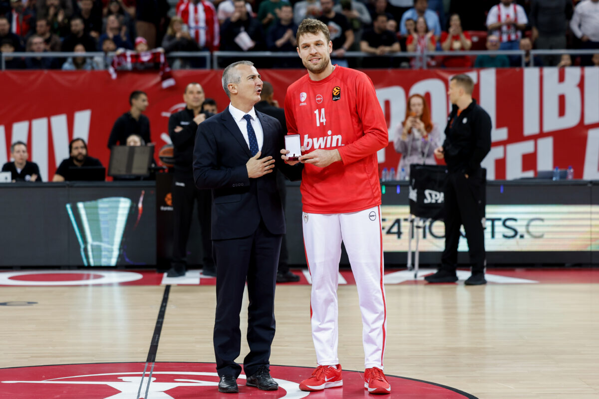 Χάποελ Τελ Αβίβ – Ολυμπιακός: Θριαμβευτική βράβευση του Σάσα Βεζένκοφ στη Βουλγαρία