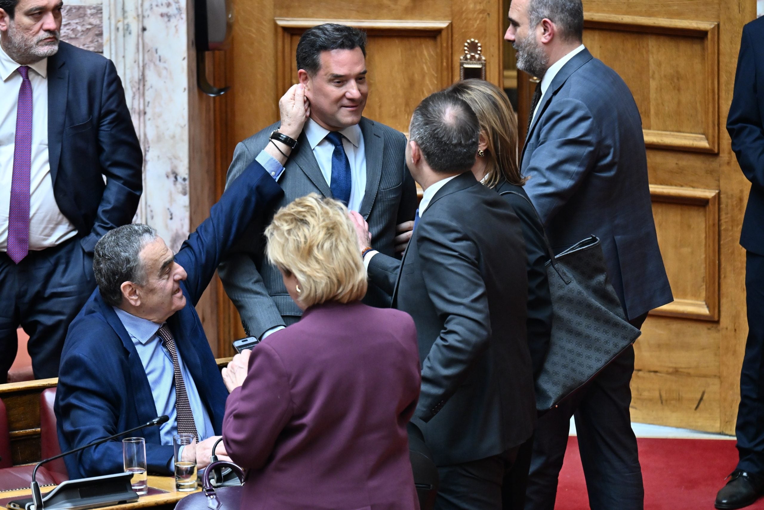 Βουλή: Εγκρίθηκε η άρση ασυλίας για 13 βουλευτές της ΝΔ – Οι απουσίες, οι συζητήσεις και τα πειράγματα – ΦΩΤΟ