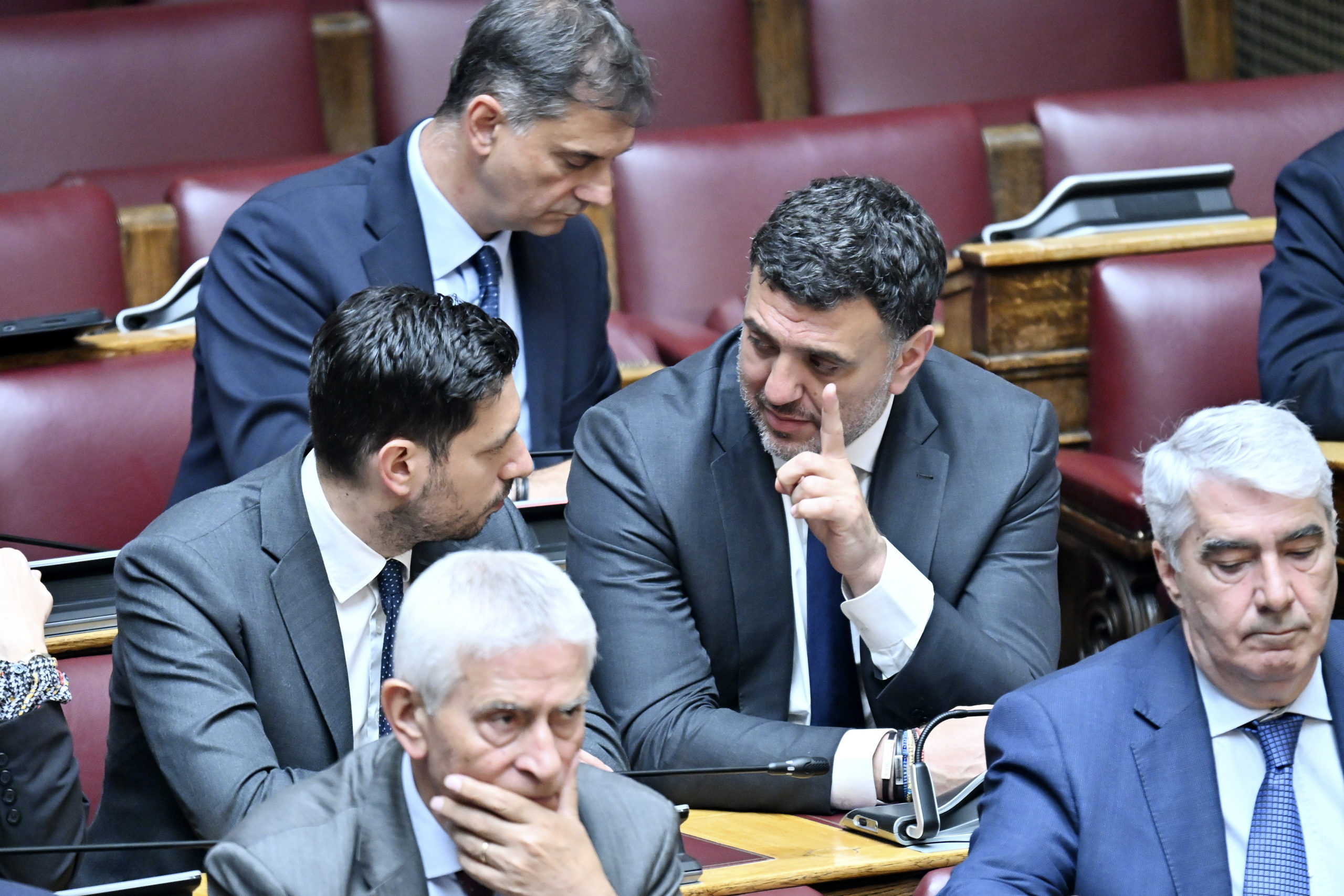 Βουλή: Εγκρίθηκε η άρση ασυλίας για 13 βουλευτές της ΝΔ – Οι απουσίες, οι συζητήσεις και τα πειράγματα – ΦΩΤΟ