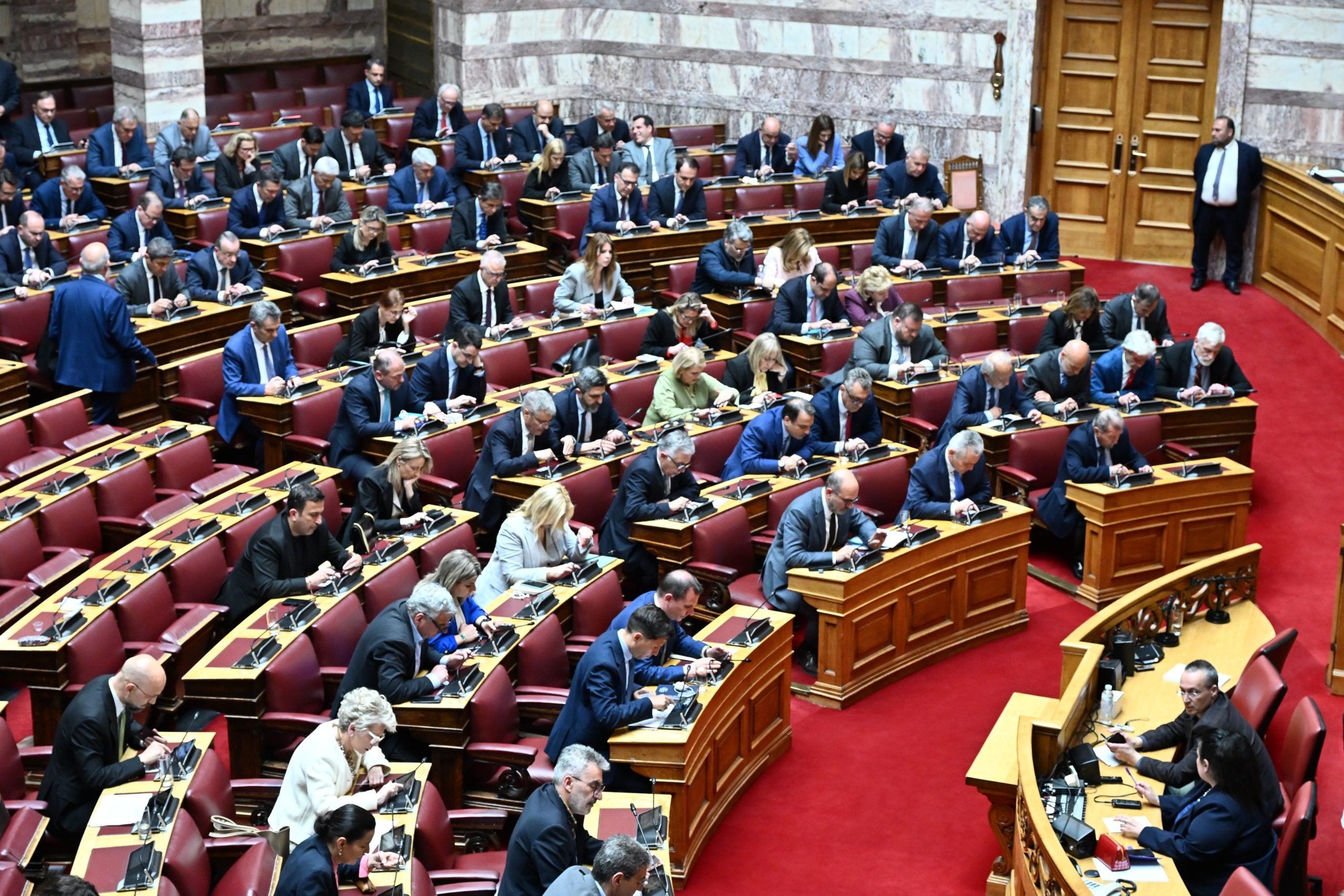 Βουλή: Πώς διαμορφώθηκε η ονομαστική ψηφοφορία για την άρση ασυλίας 13 βουλευτών – Ποιοι δεν παρευρέθηκαν