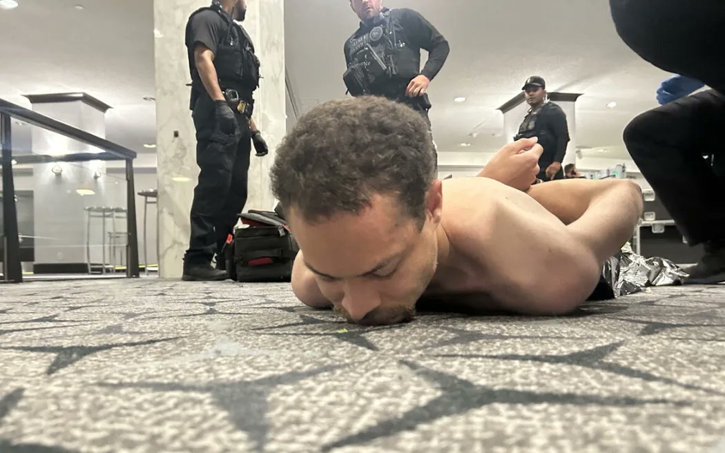 ΗΠΑ: «Θύελλα» συνωμοτικών θεωριών μετά τους πυροβολισμούς στο δείπνο των ανταποκριτών – Πώς «δημιουργήθηκε» το χάος σε λίγα λεπτά