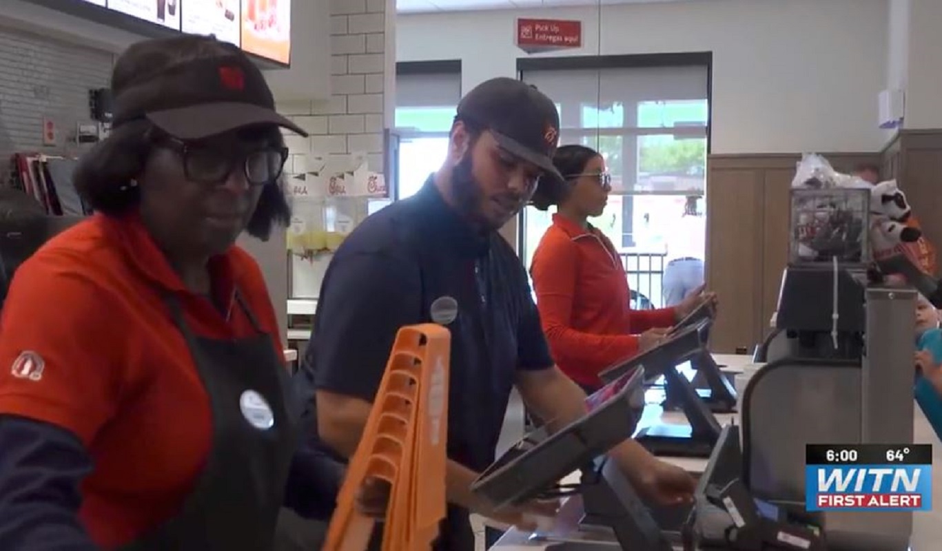 ΗΠΑ: Ανακάλυψε σχεδόν 10.000 δολάρια σε τουαλέτα fast food και τα παρέδωσε – Η πράξη 18χρονου που έγινε viral 5 Ο νόμιμος ιδιοκτήτης των χρημάτων προσέφερε στον Cintron ανταμοιβή 500 δολαρίων, την οποία εκείνος αποδέχτηκε αφού αρχικά είχε αρνηθεί. (WITN)