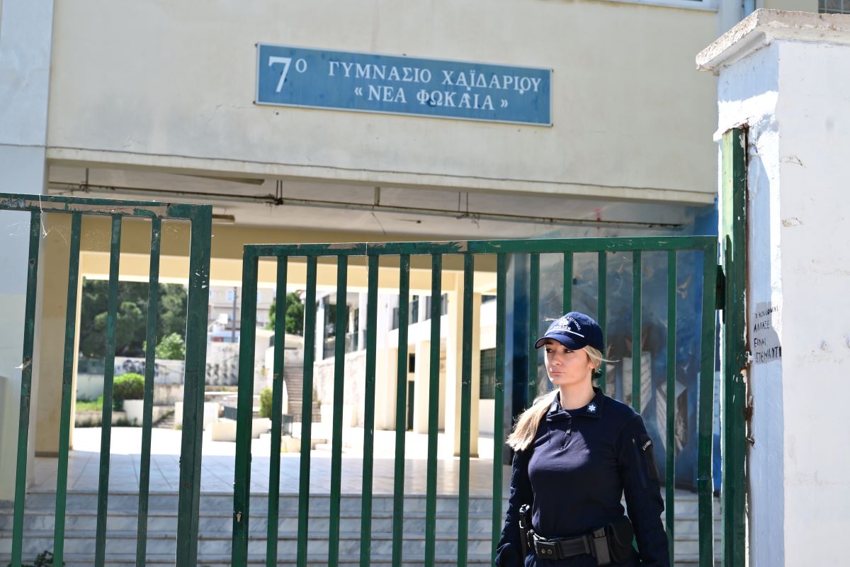 Χαϊδάρι: «Οπισθοχώρησε ξαφνικά, προσπαθούσαμε να επικοινωνήσουμε αλλά δεν αντιδρούσε» αναφέρει καθηγήτρια για την 13χρονη που έπεσε από τον 1ο όροφο του σχολείου της