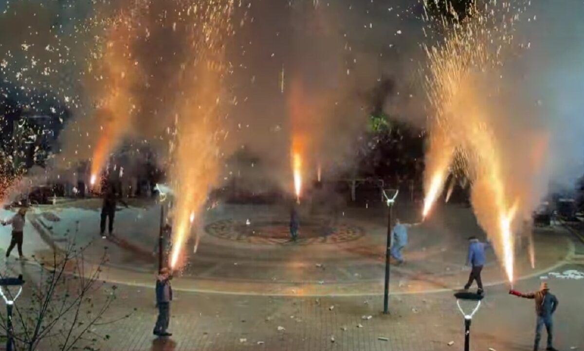 Αγρίνιο: Τα χαλκούνια στην κεντρική πλατεία μετέτρεψαν τη νύχτα σε μέρα τη Μεγάλη Παρασκευή