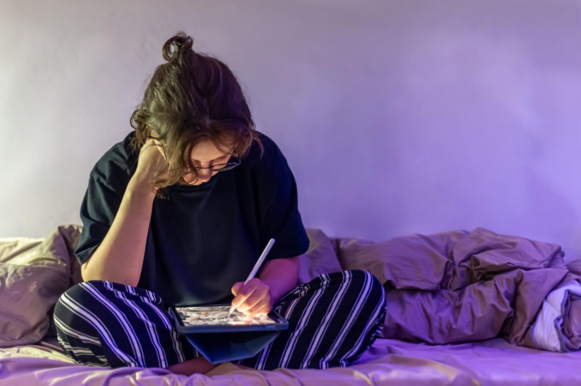 Ύπνος: Έρευνα αποκαλύπτει τις συνήθειες των εφήβων που ξενυχτούν – Οι πιθανές συνέπειες στην υγεία τους