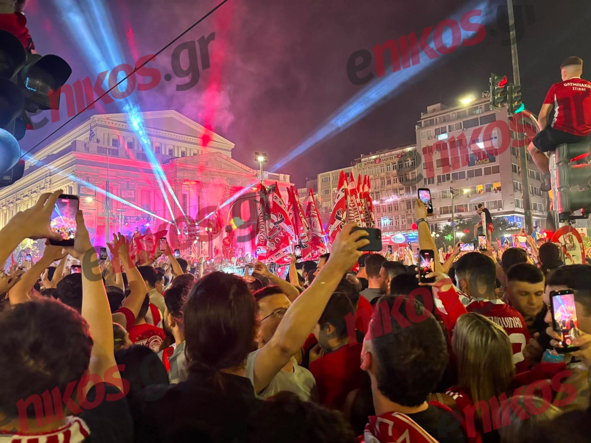 Ολυμπιακός: Η πιο όμορφη «καλημέρα» με το κύπελλο της Euroleague – Η αποθέωση από τον Έντι Τζόνσον 7 Ολυμπιακός: Η πιο όμορφη «καλημέρα» με το κύπελλο της Euroleague – Η αποθέωση από τον Έντι Τζόνσον