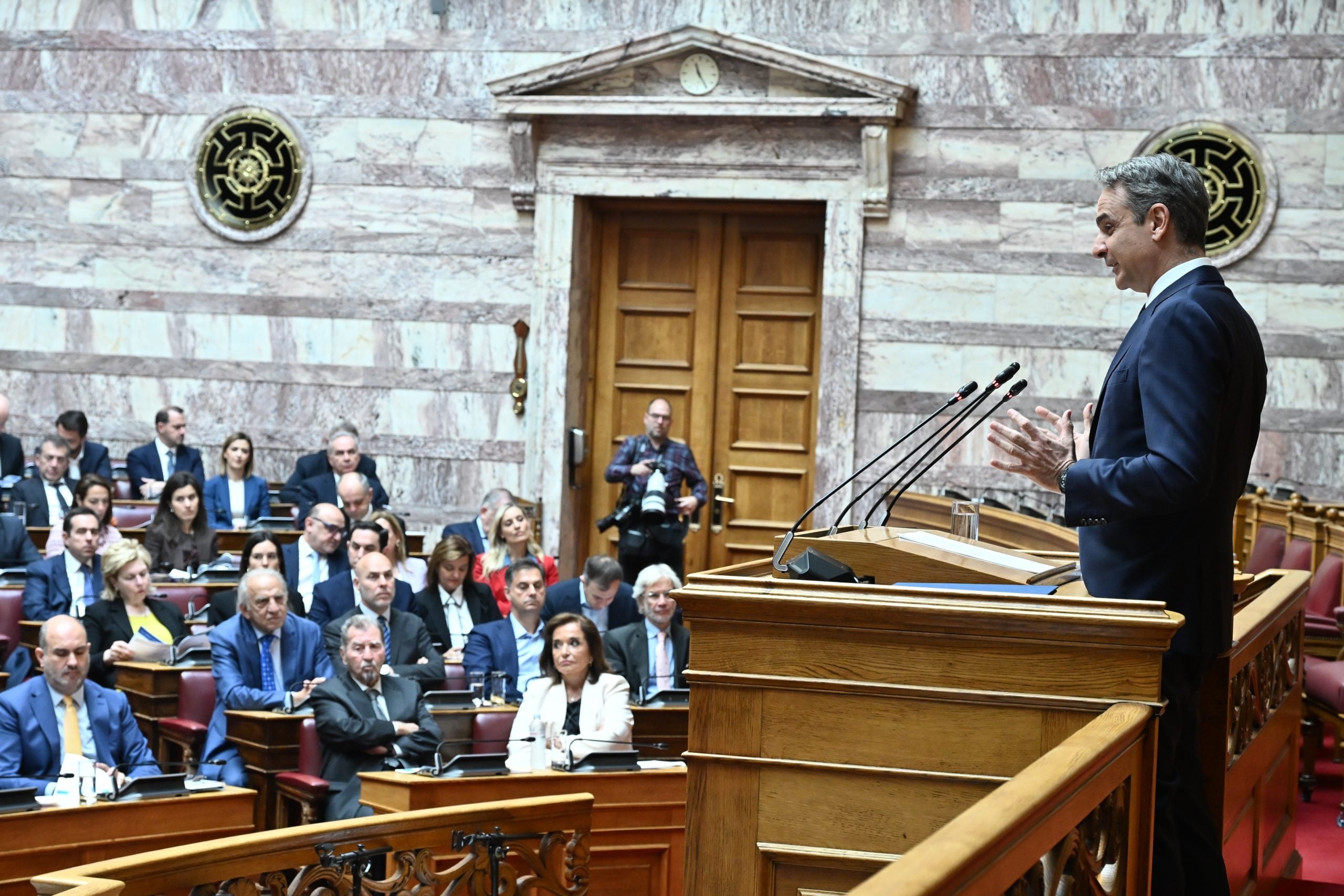 «Όποιος δεν αντέχει τη ζέστη, ας βγει από την κουζίνα»: Το διπλό μήνυμα Μητσοτάκη στη ΝΔ και η νέα κατάσταση στο γαλάζιο στρατόπεδο