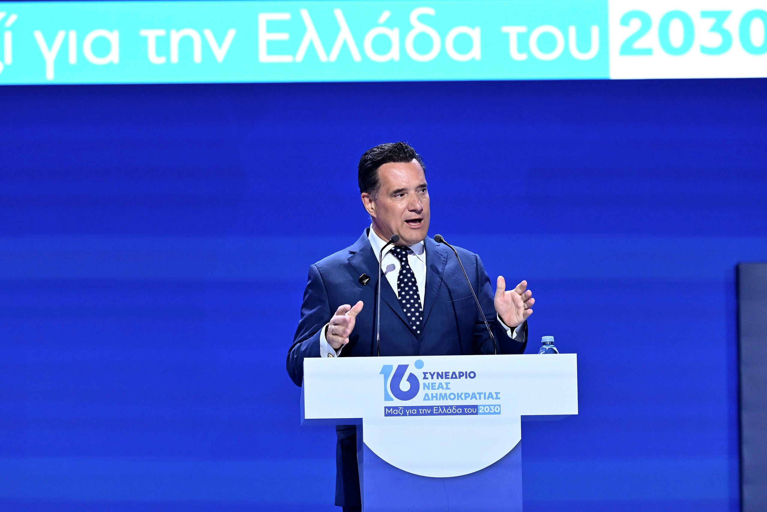 Συνέδριο ΝΔ – Άδωνις Γεωργιάδης: «Δεν θα υποκύψουμε ποτέ στο μπούλινγκ» – Η απόφαση να φορέσει γραβάτα με σημαία και σταυρό